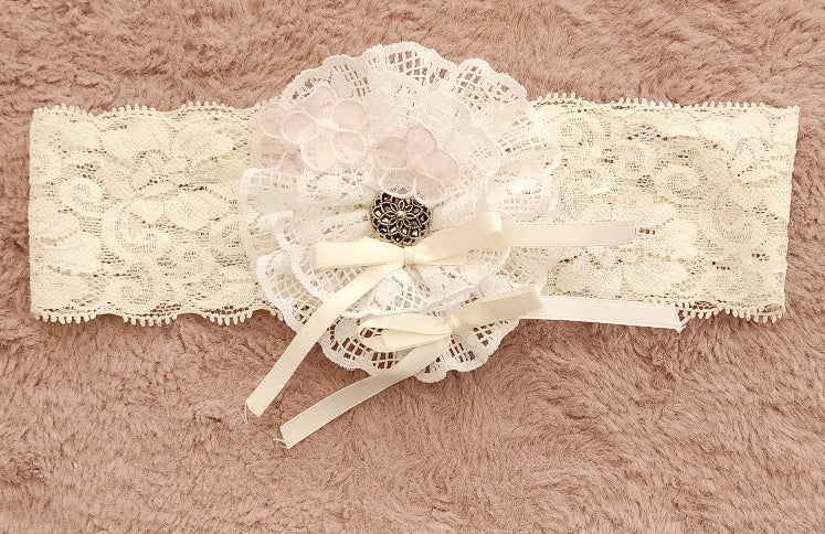 LIGA CREMA CON FLOR Y BOTON