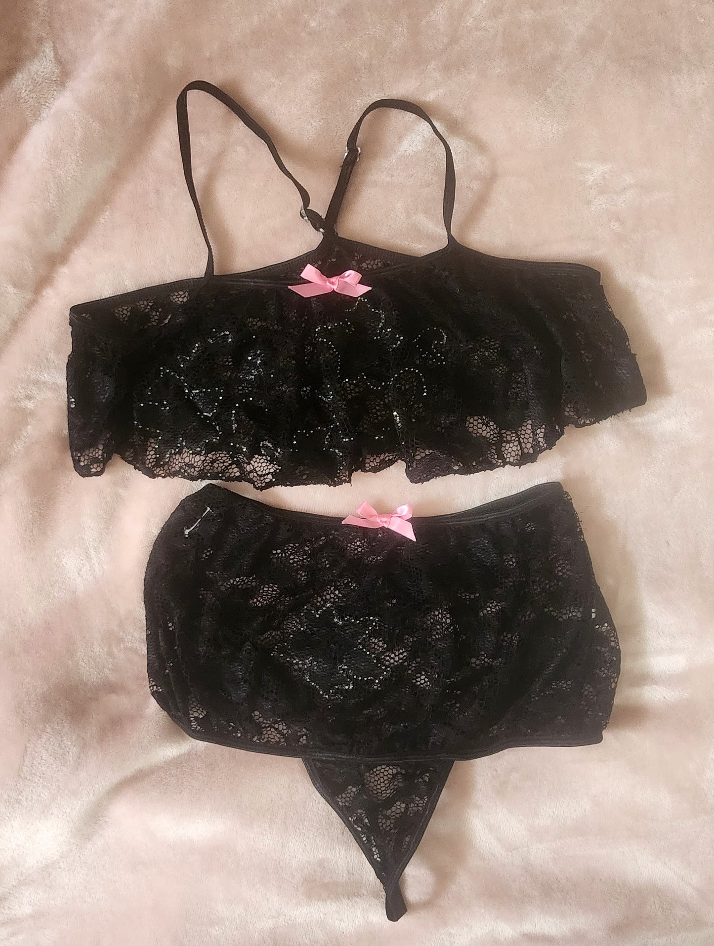 Set de lencería de dos piezas de encaje. Blusa corta de encaje negro y pantie tipo faja y tanga a la vez Ups!