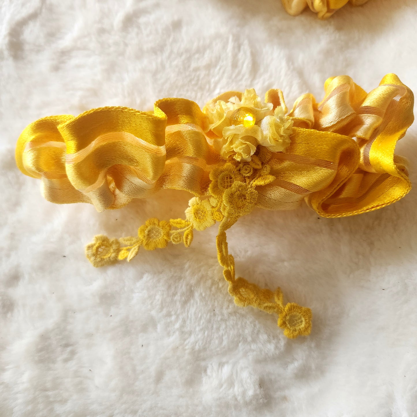 Liga amarilla con colgantes