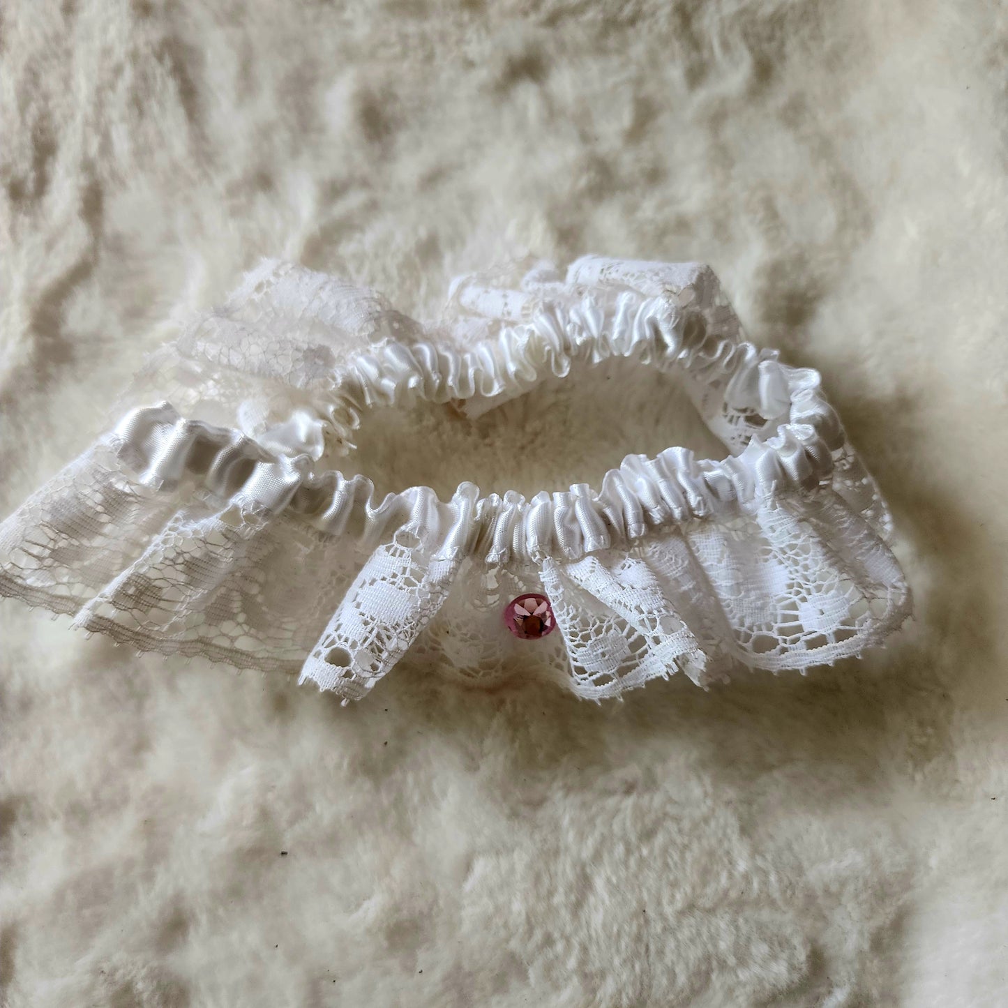 Liga blanca piedra roja