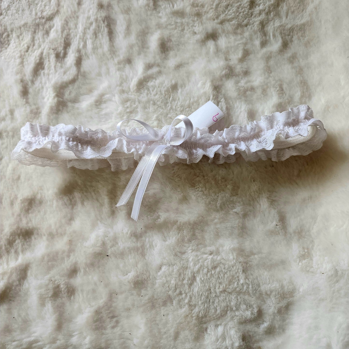 Liga blanca de encaje con piedra transparente