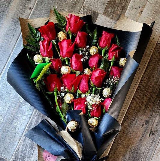 Arreglo de Flores y Chocolate entre las flores