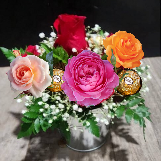 Arreglo de 5 rosas y 5 chocolates