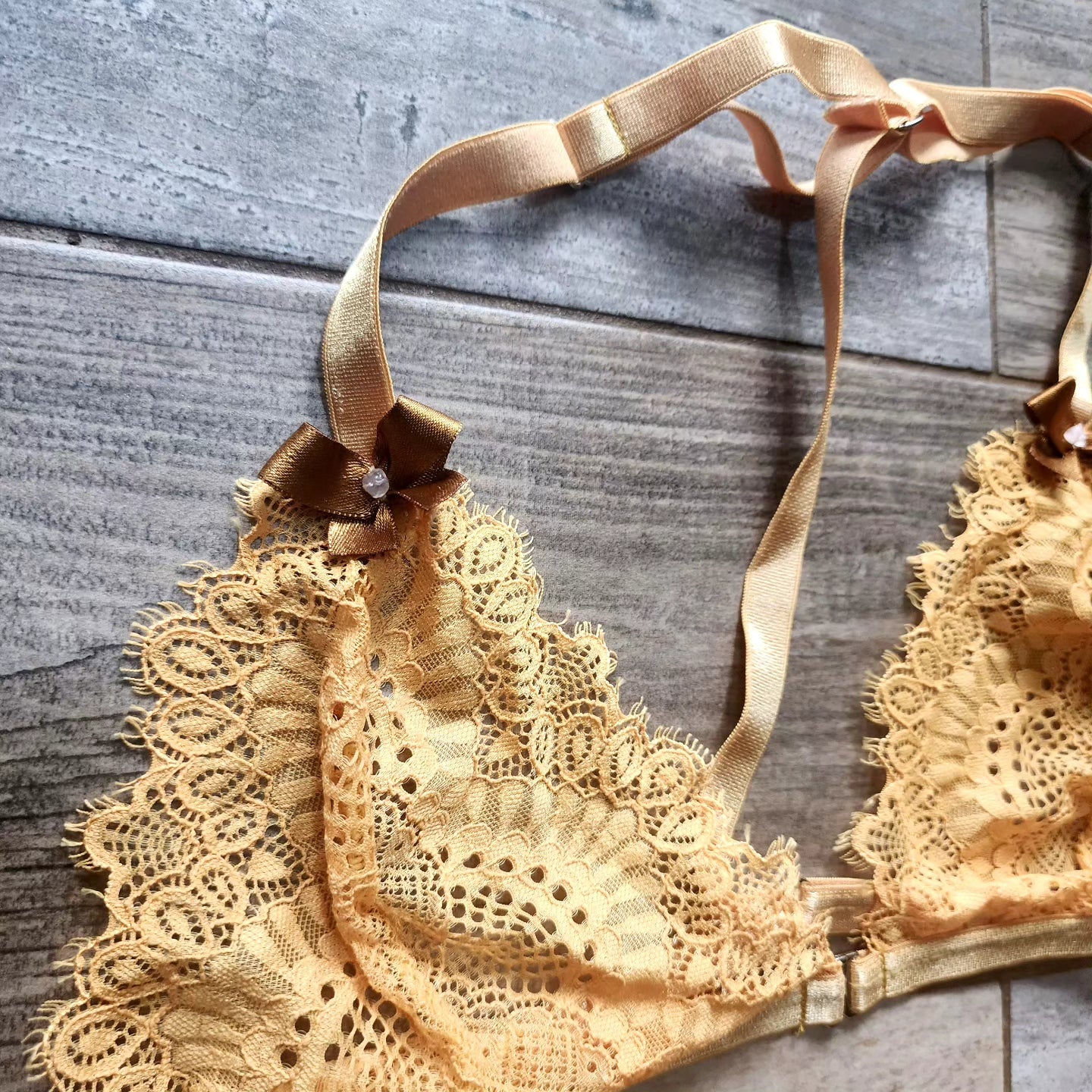 Set de encaje de dos piezas con cuarzo color dorado (Atrevete)