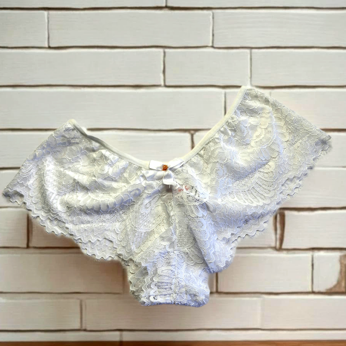 Pantie en encaje blanco con una piedra de cuarzo