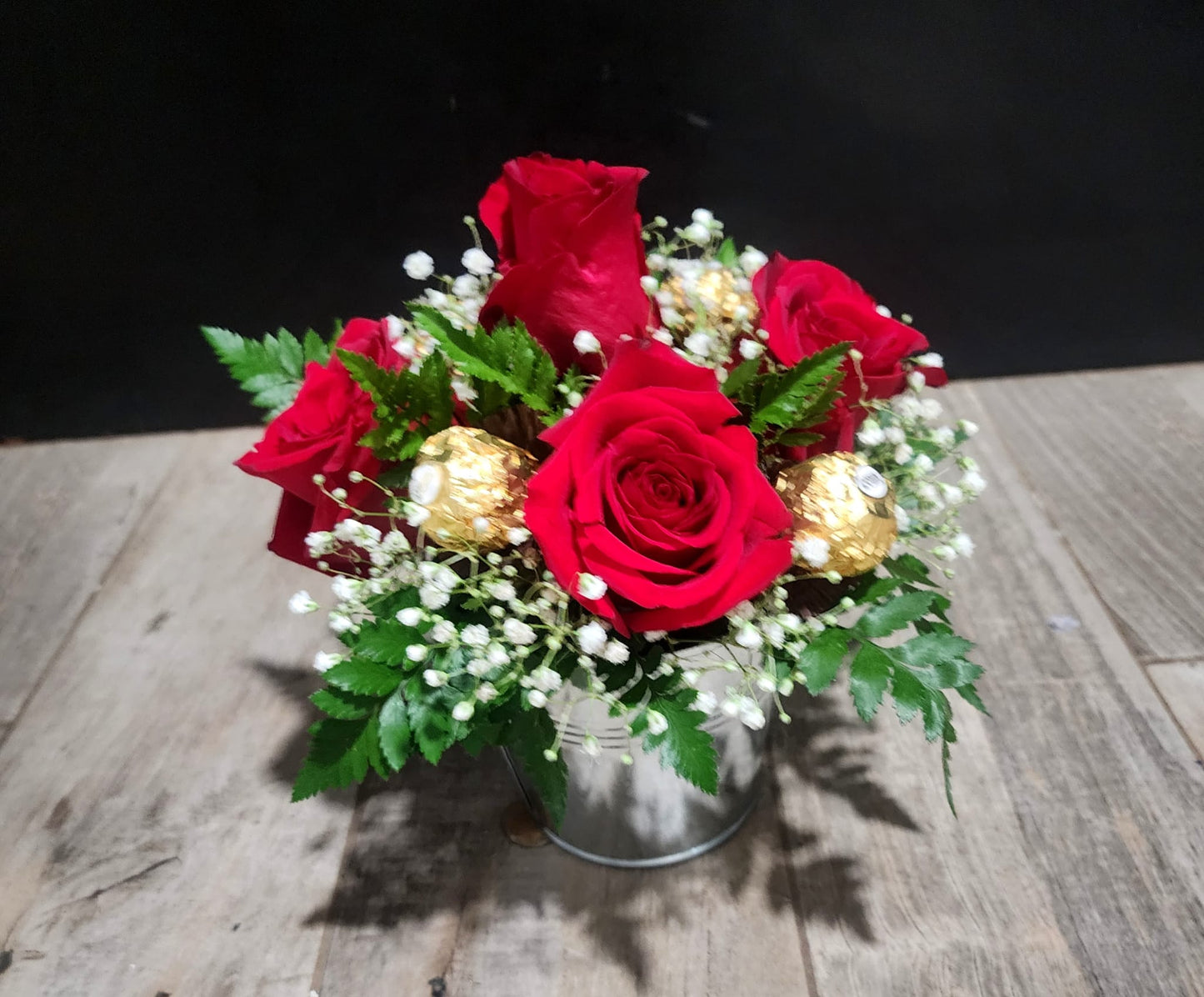 Arreglo de 5 rosas y 5 chocolates