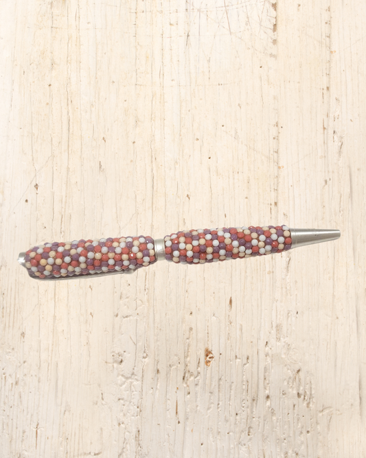 Bolígrafo de madera y decorado con piedras