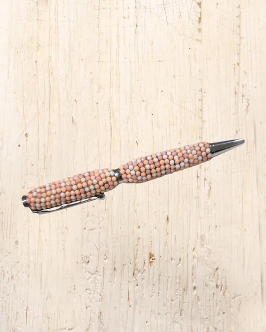 Bolígrafo de madera y piedras