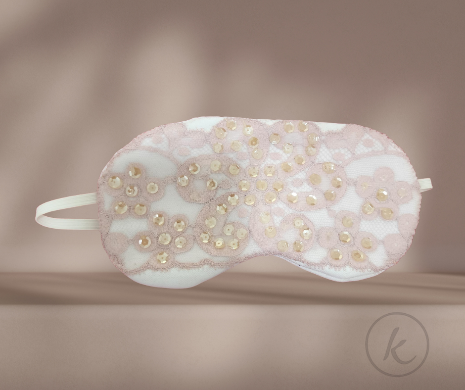 ANTIFAZ PARA DORMIR - blanco con encaje crema y lentejuelas - Descanso con estilo