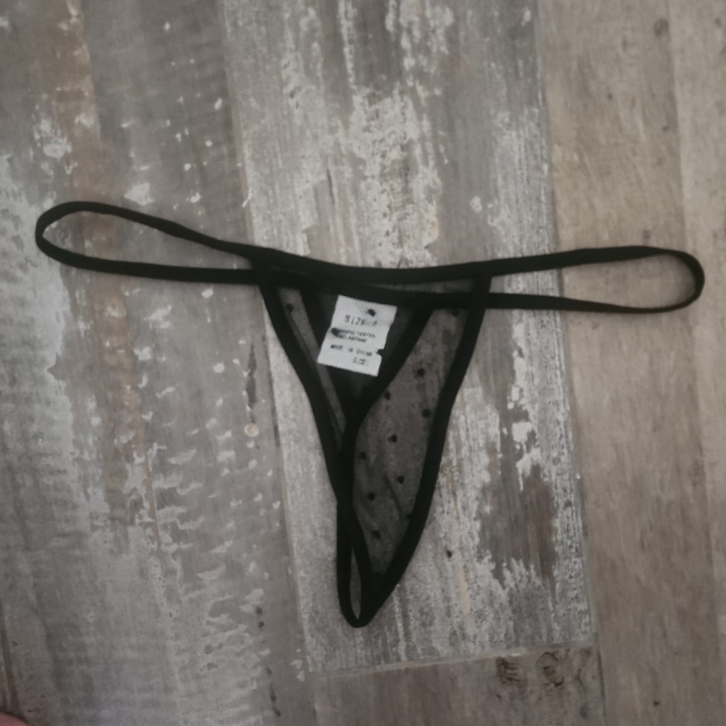 Pantie negra semitransparente con puntos negros