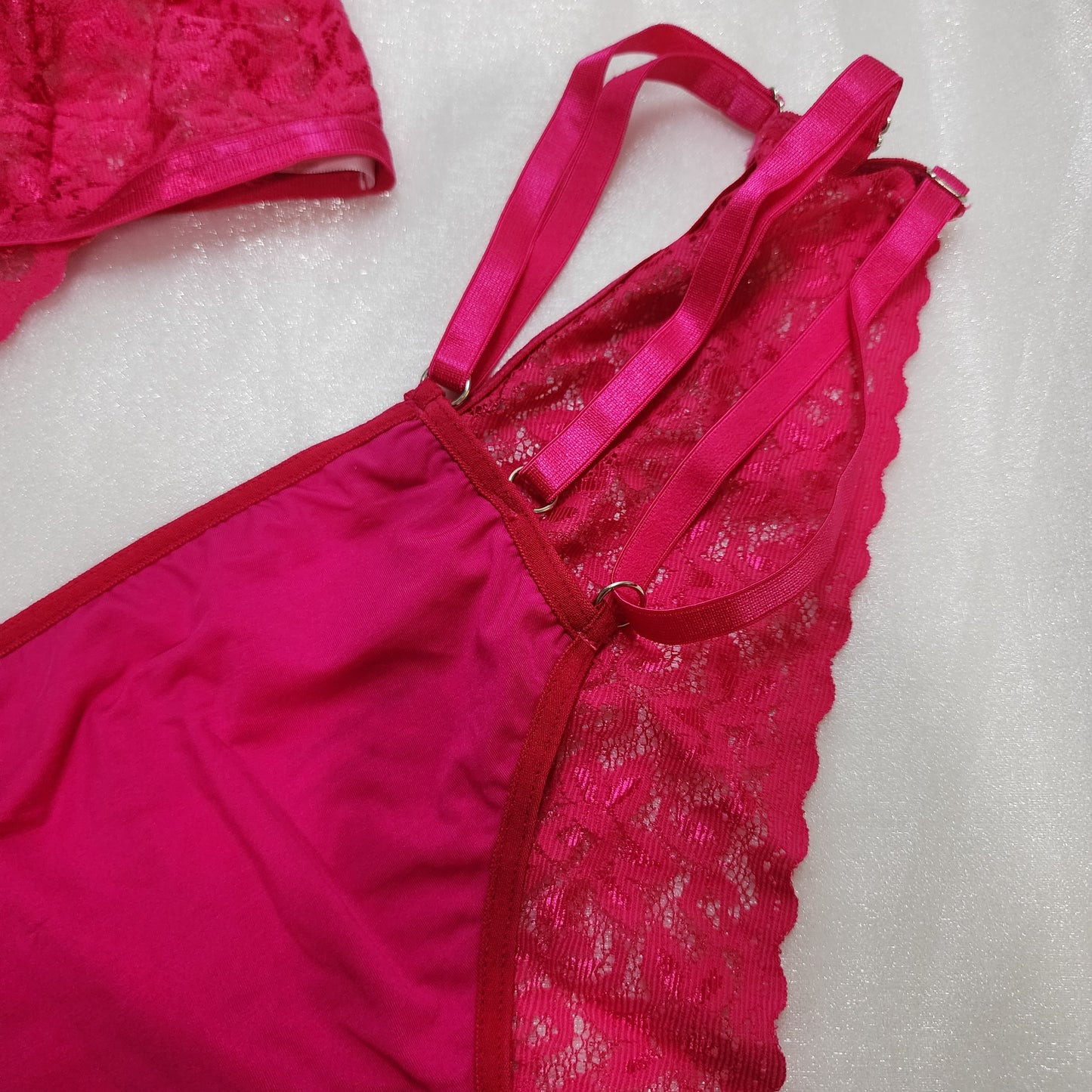 Set de dos piezas en encaje fucsia Aria (Hecho en Colombia, incluye cuarzo)
