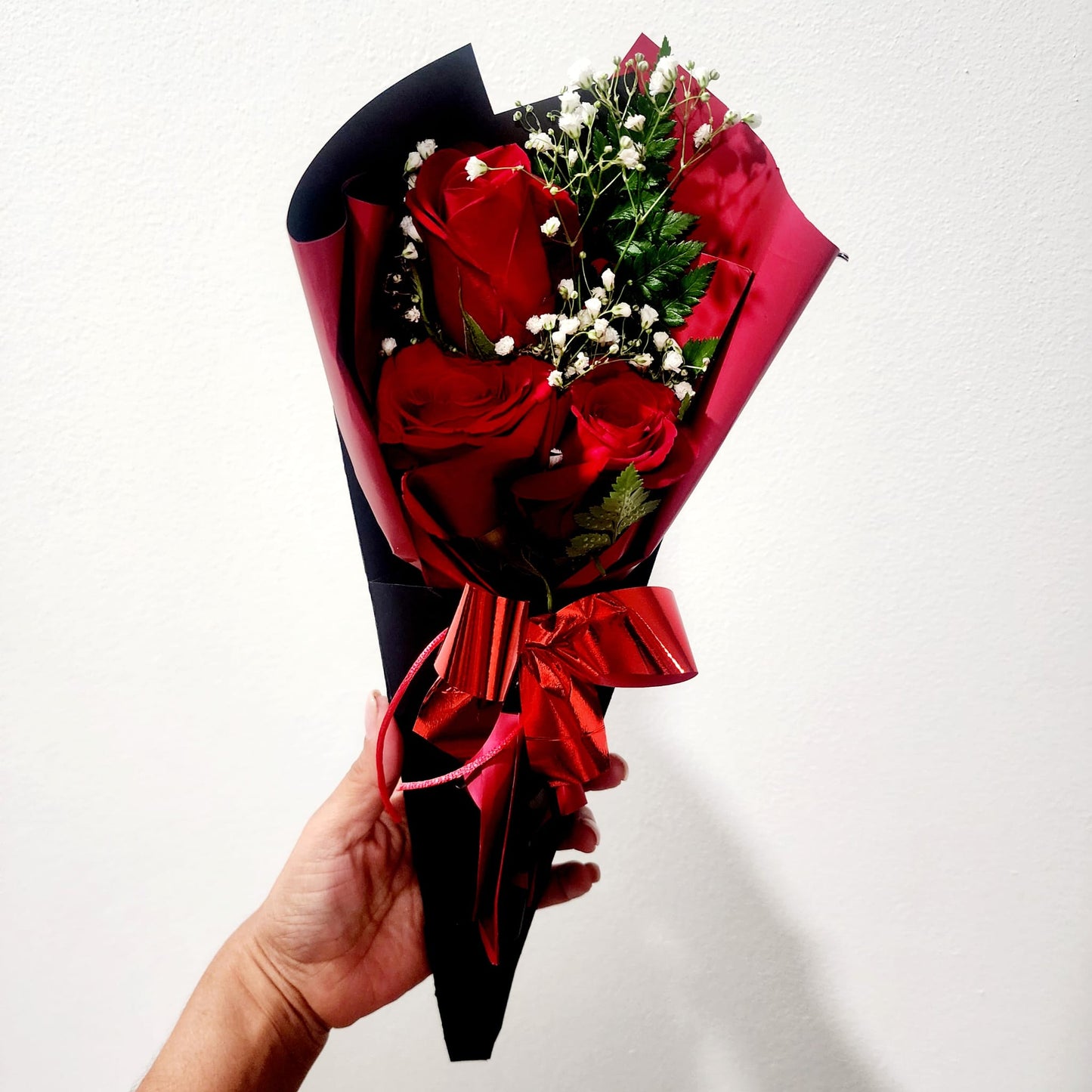 Boquete de rosas con cartulina negra