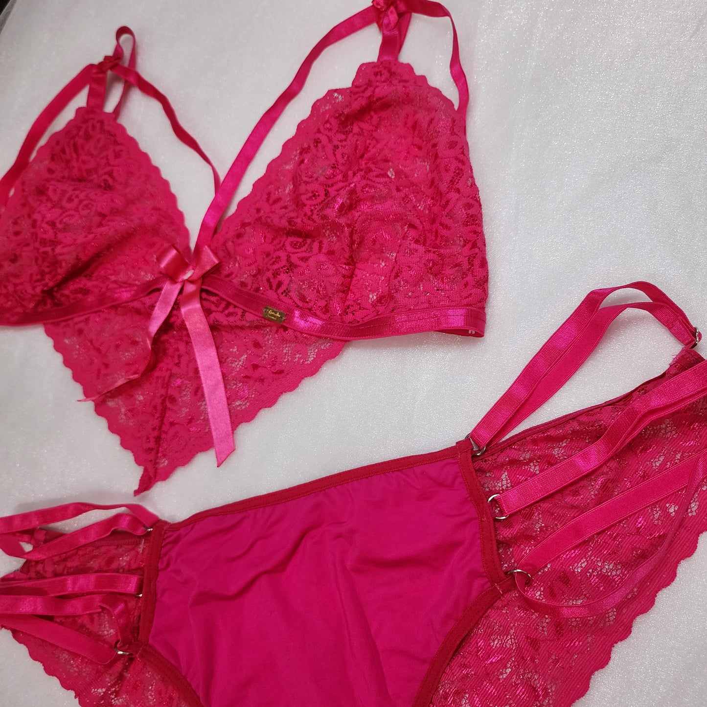 Set de dos piezas en encaje fucsia Aria (Hecho en Colombia, incluye cuarzo)