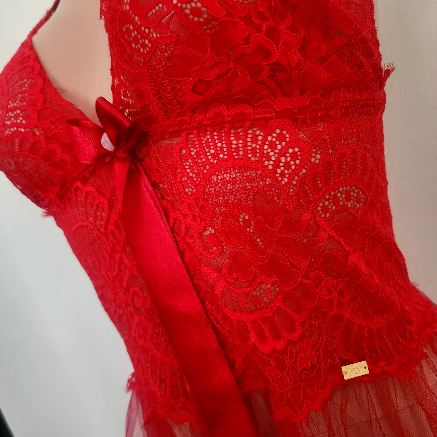 Babydoll  en encaje y Falda transparente en tul  color rojo incluye un cuarzo rosado.  Topasio