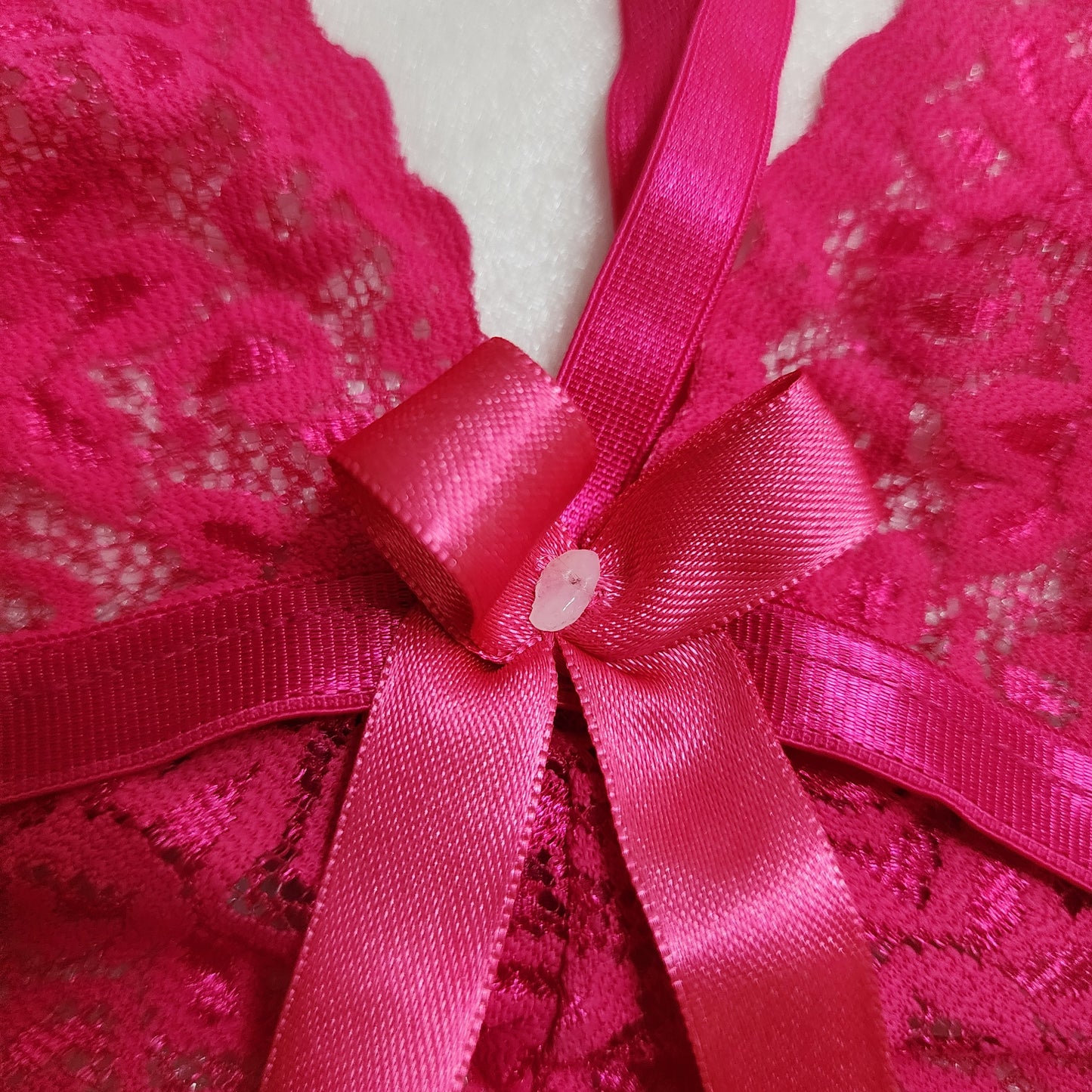 Set de dos piezas en encaje fucsia Aria (Hecho en Colombia, incluye cuarzo)