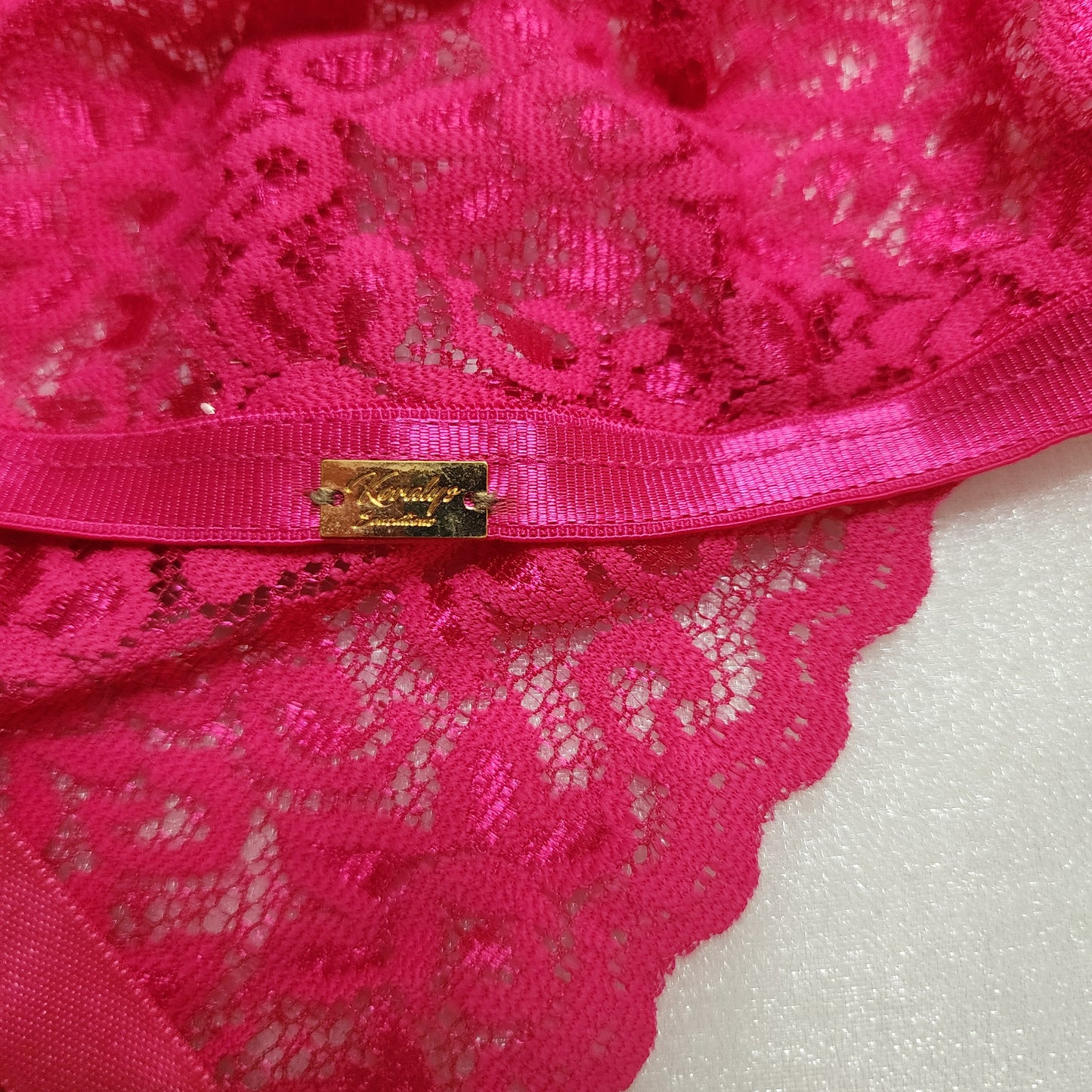 Set de dos piezas en encaje fucsia Aria (Hecho en Colombia, incluye cuarzo)