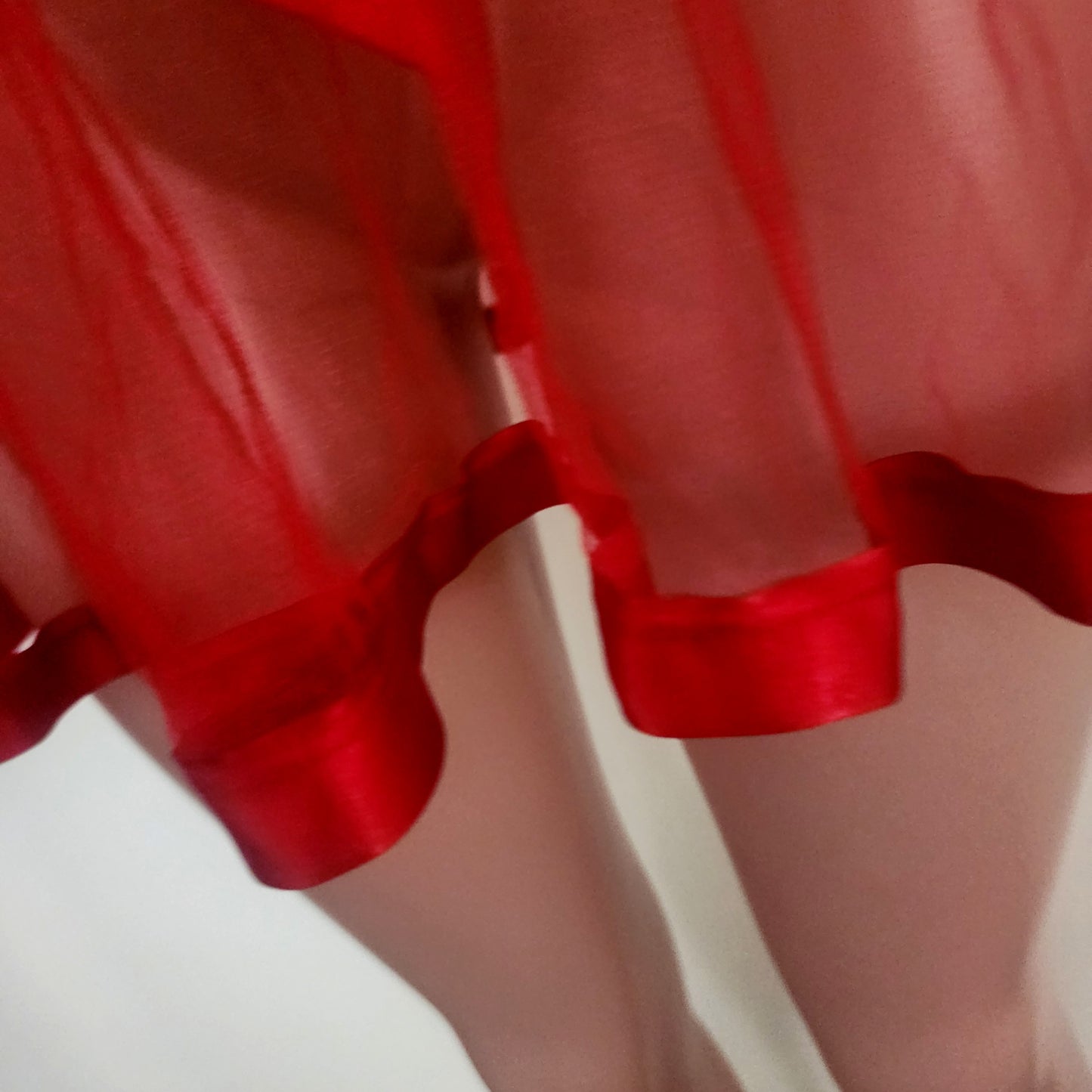 Babydoll  en encaje y Falda transparente en tul  color rojo incluye un cuarzo rosado.  Topasio