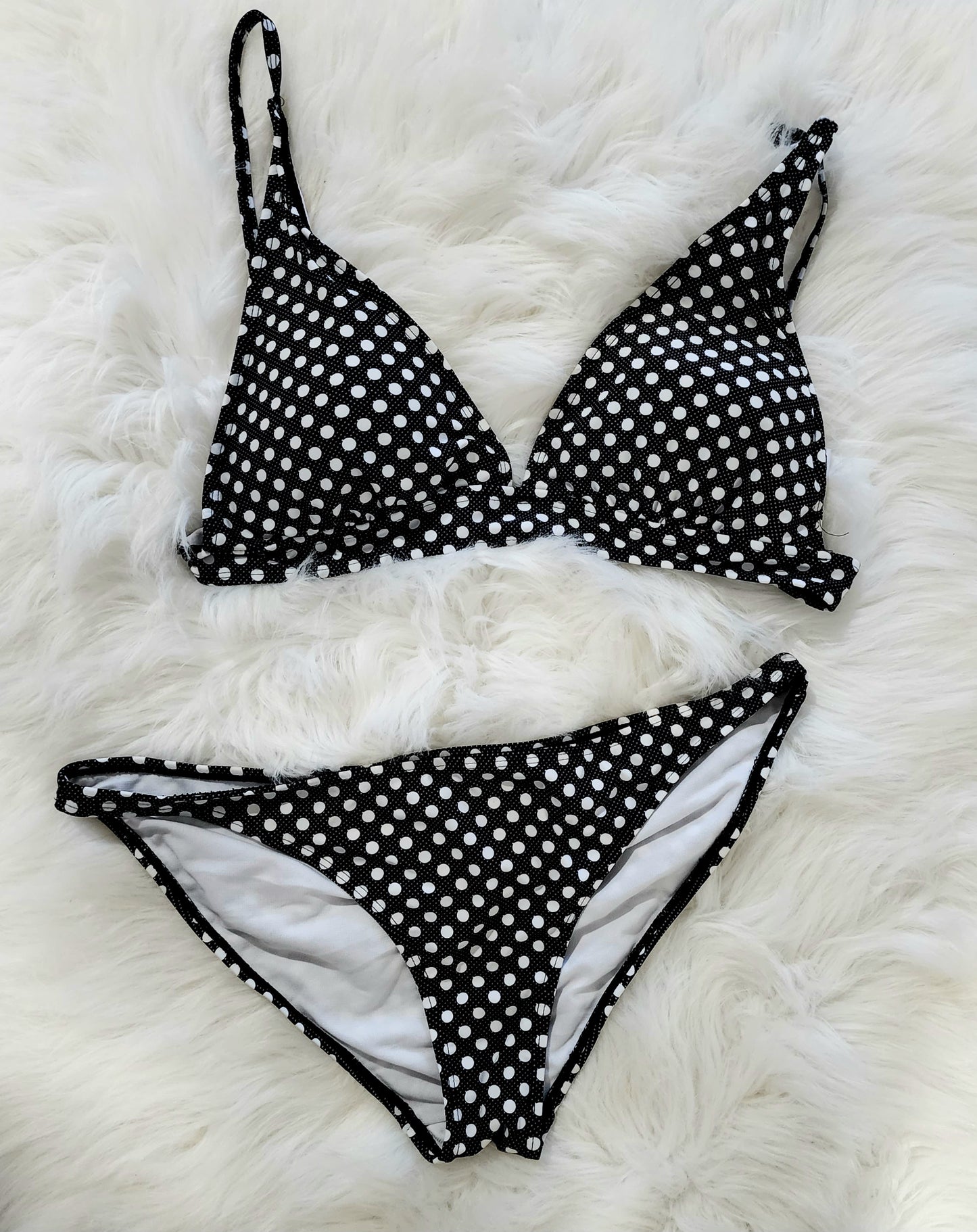 Traje de baño de dos piezas color negro con puntos blancos. Poka Dot