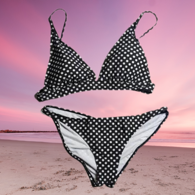 Traje de baño de dos piezas color negro con puntos blancos. Poka Dot