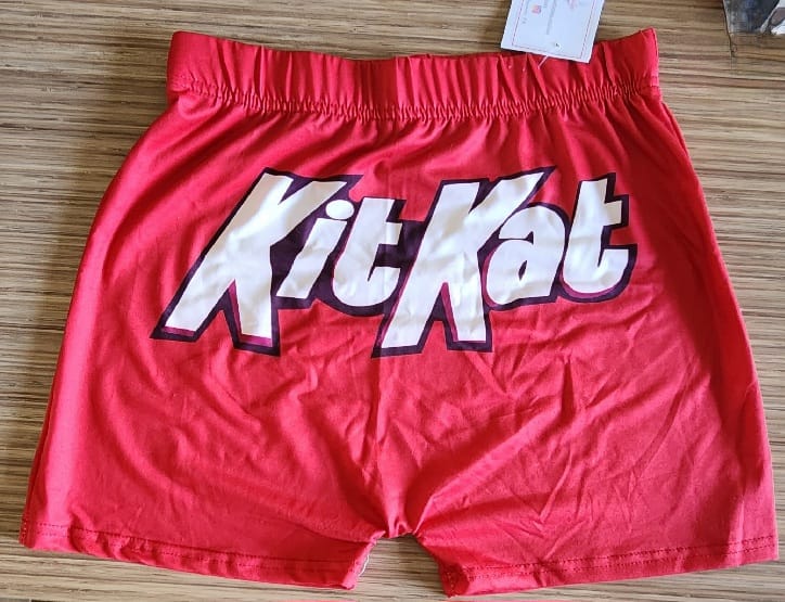 Pantaloneta de licra rojo con estampado letras de Kit Kat