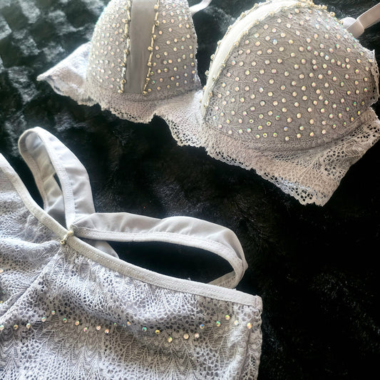 Set de pantie y bra con brillo y encaje color gris (38B/xl)