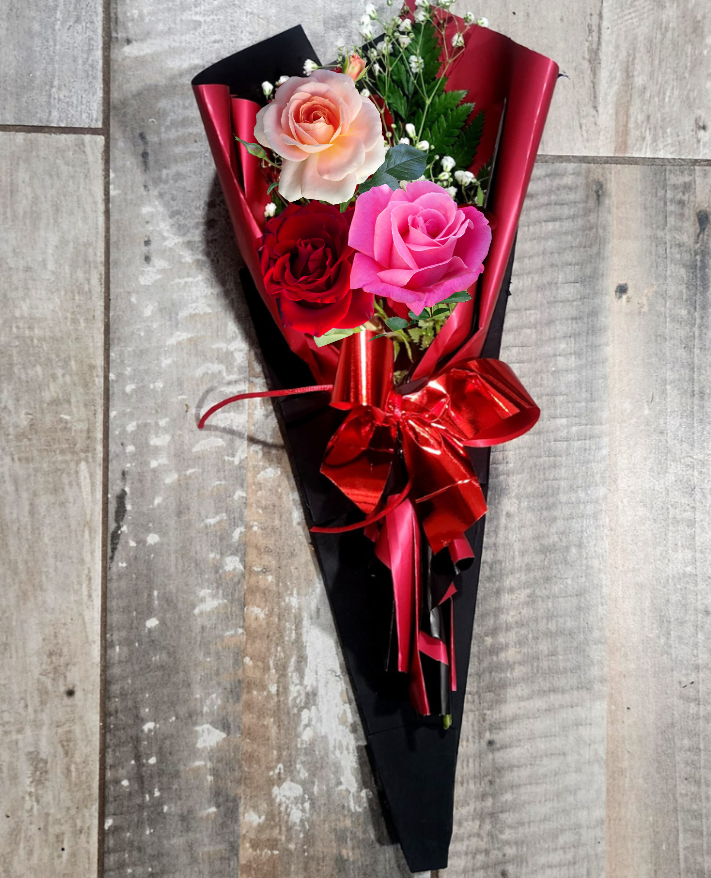Boquete de rosas con cartulina negra