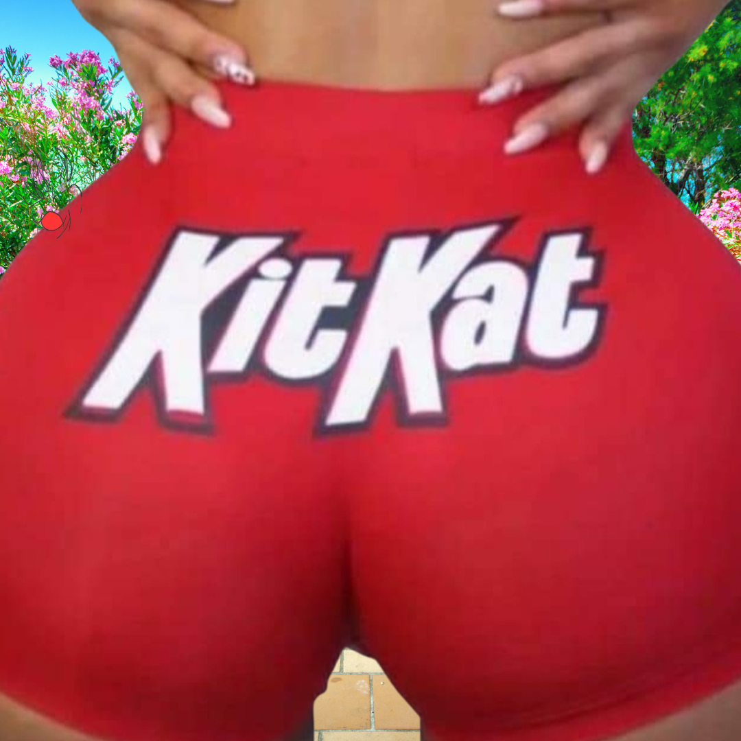 Pantaloneta de licra rojo con estampado letras de Kit Kat