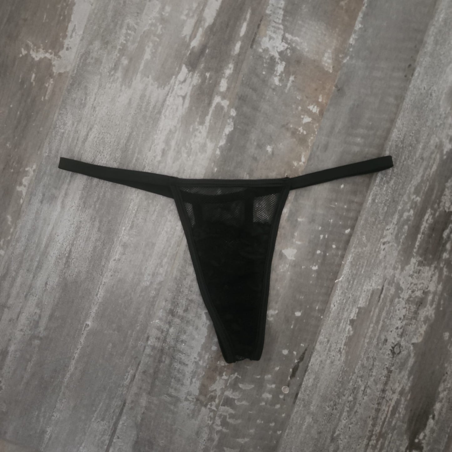 Pantie tanga negro mitad de encaje