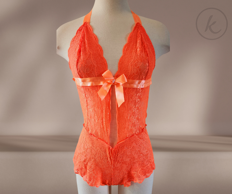 Enterizo de encaje color naranja. Hecho en Colombia incluye un cuarzo rosado preparado por una Terapeuta Reiki  Enterizo Naranja