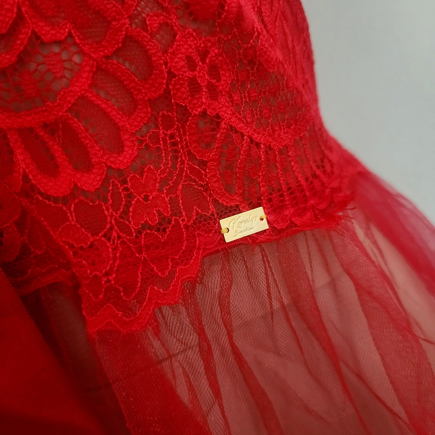 Babydoll  en encaje y Falda transparente en tul  color rojo incluye un cuarzo rosado.  Topasio