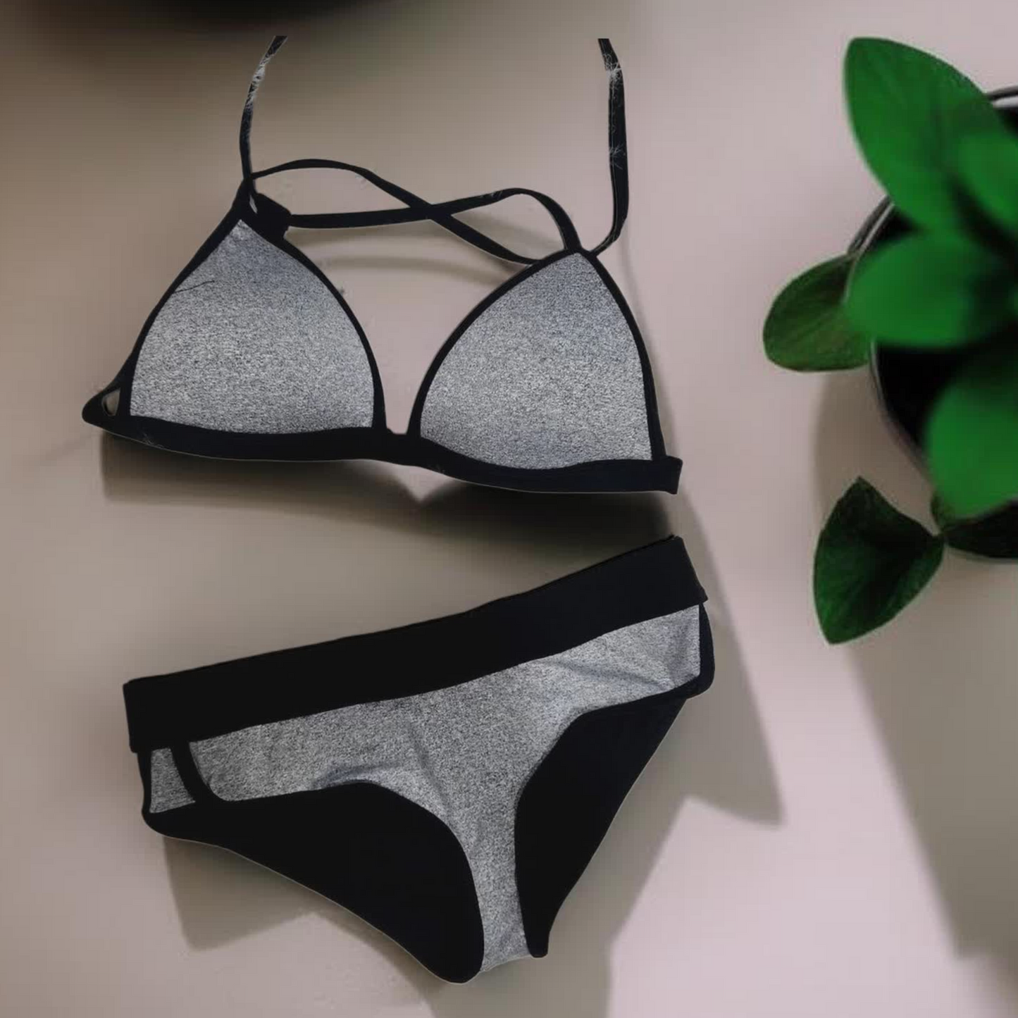 Ara Bikini de dos piezas color gris y negro. El bra tiene almohadillas para mejor soporte     Gris y negro