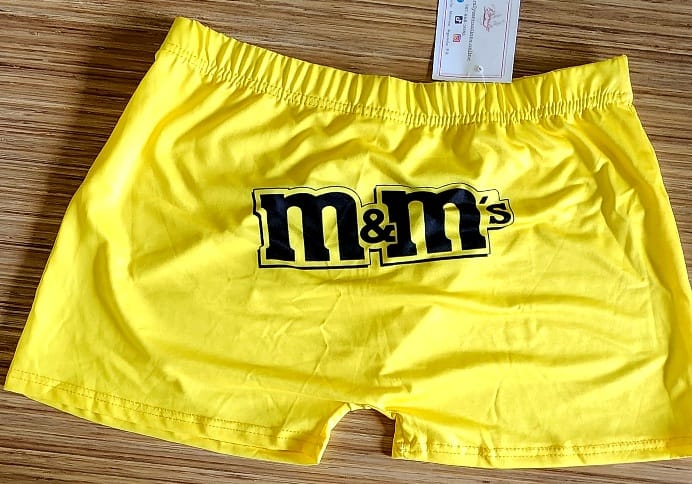 Pantaloneta de licra color amarillo y estampado de M Y M